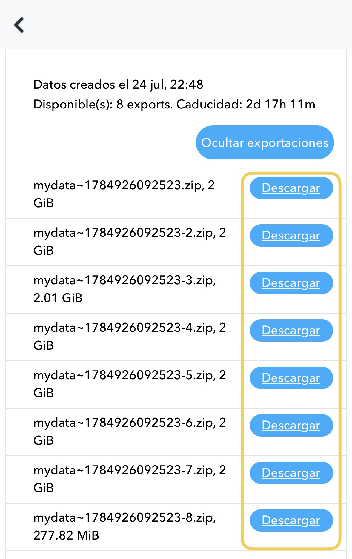 La exportación lista de Snapchat con ocho partes zip mydata, cada una con un botón Descargar resaltado.