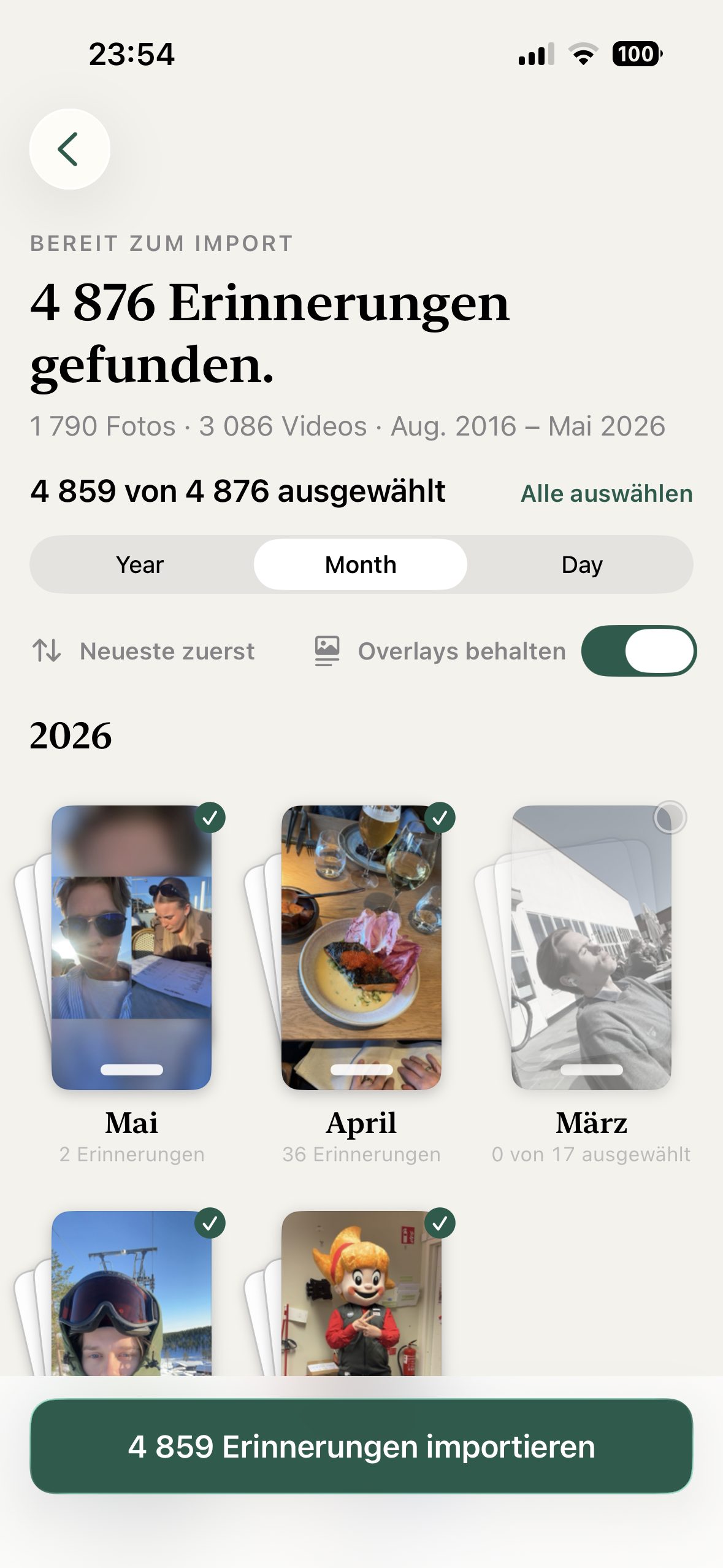 Der Import-Bildschirm der App auf einem iPhone, mit den in einem Export gefundenen Erinnerungen, nach Monat gruppiert.