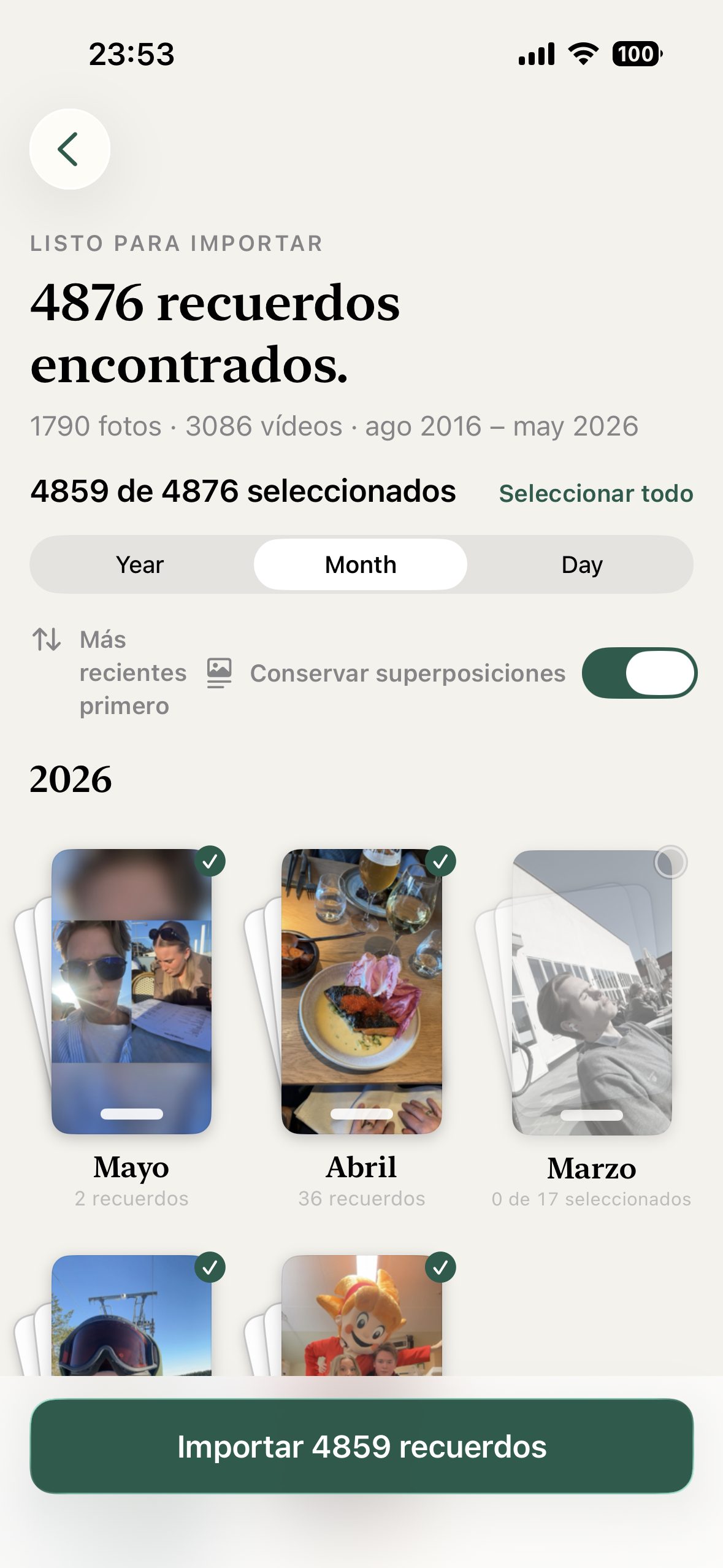 La pantalla de importación de la app en un iPhone, con los recuerdos encontrados en una exportación, agrupados por mes.