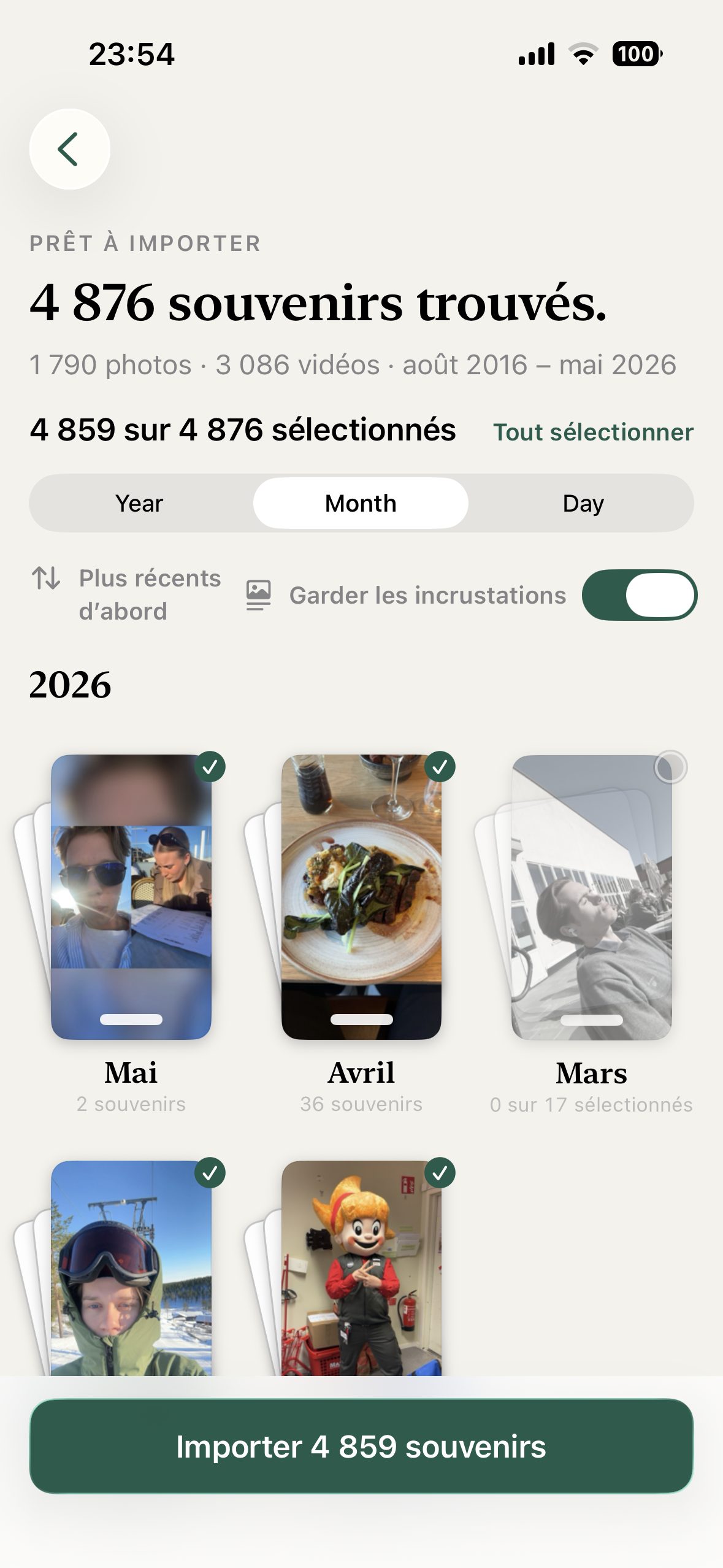 L'écran d'import de l'app sur un iPhone, montrant les souvenirs trouvés dans un export, regroupés par mois.
